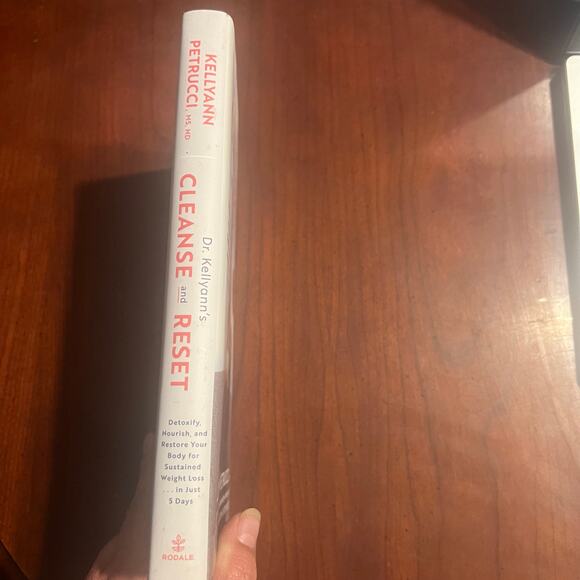 Dr Kellyann's Cleanse and Rest Detoxify, Nourish, and Restore your body - Picture 3 of 5